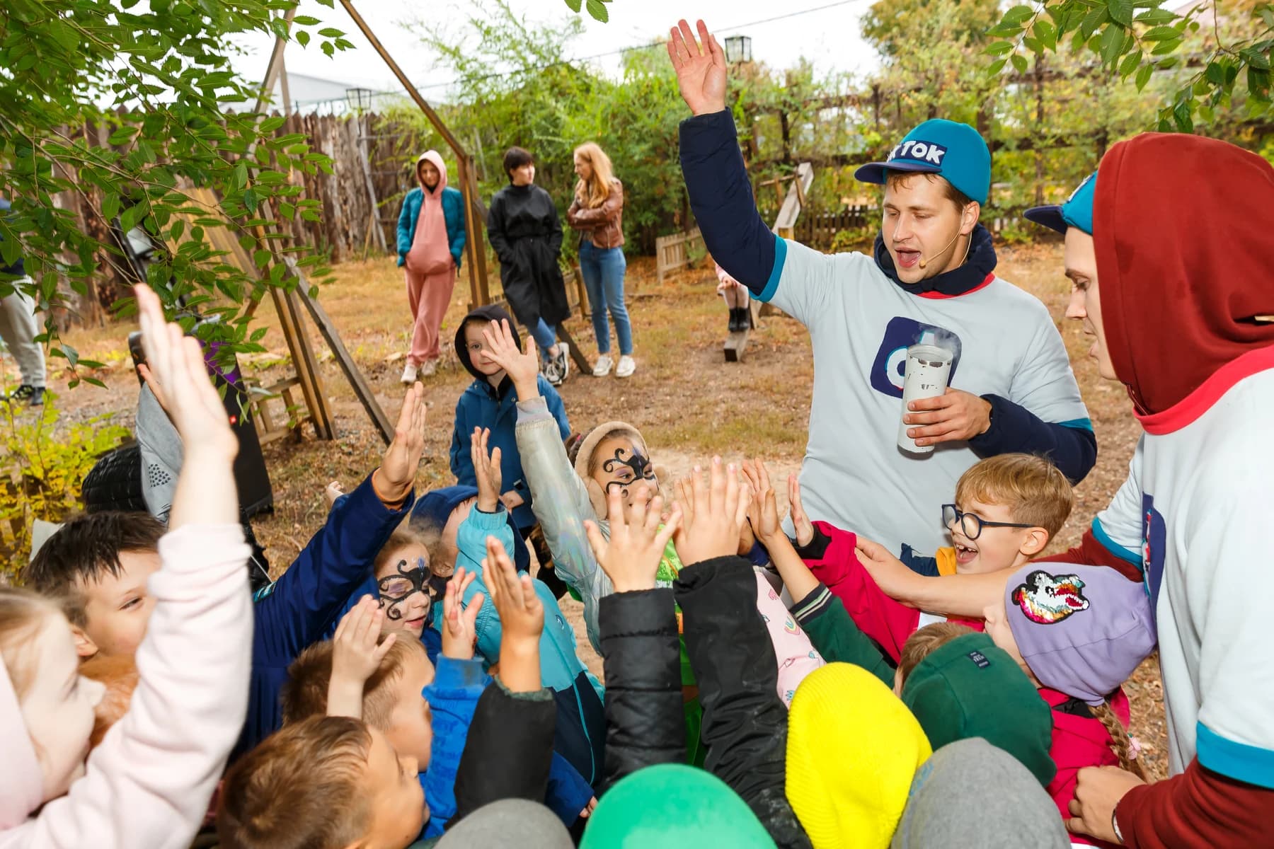 Игры и гости на празднике с персонажем «TikTok / стильный ведущий»